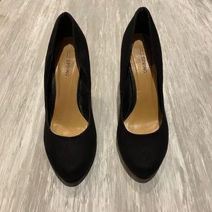 Call it spring black pumps
